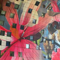 Wohnungsfenster, welche sich nicht öffnen lassen - dafür mit Blick auf das Treiben in der Markthalle