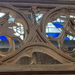 Un cervo alato e una squadra con un compasso...