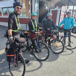 Das sind die vier jungen Leute mit denen ich 35 km zusammen fuhr.