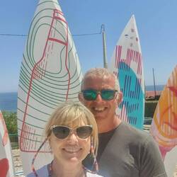 Pausa pranzo nel chiringuito dei surfisti