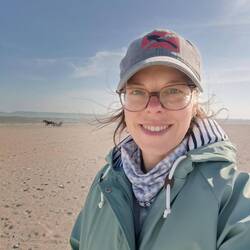 mega happy mit meiner neuen Jacke 🥰 (und ja, es windet 😅)