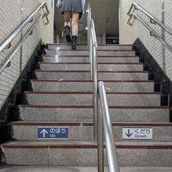 Treppe links hinauf rechts herumter