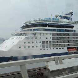 Celebrity Millenium im Hafen von Jobe