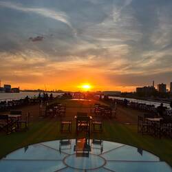 Während dem Auslaufen vom Rotterdamer Hafen geniessen wir auf dem Sonnendeck den Sonnenuntergang.