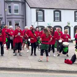 Man beachte die Radfahrer die durchs Bild huschen - für die spielt die Gruppe.