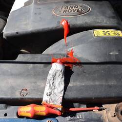 So sieht es aus, wenn man sich beim Hineinfummeln auf die Dichtmasse setzt