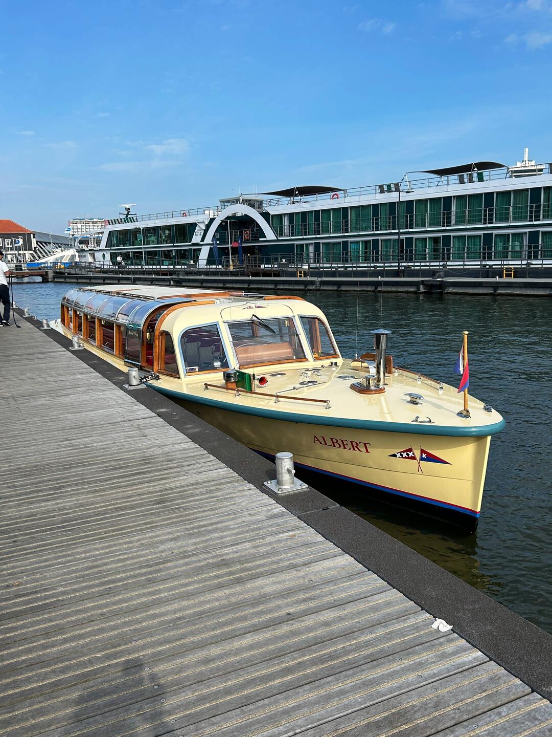 Bitte umsteigen, für die Grachtenfahrt wird das Schiff gewechselt