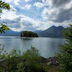 Blick auf Insel Sassau im Walchensee