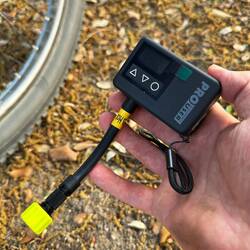 Lösung: Reifen auf 4 Bar aufpumpen, dann richtet es sich von alleine. Deswegen noch eine el. Pumpe -