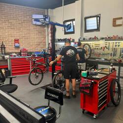 Beim Fahrradladen spontan die Unwucht im Mantel gerichtet bekommen für gratis. (Trinkgeld gabs)