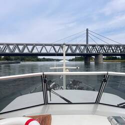 Rheinbrücke Maxau kurz vor der Hafeneinfahrt durch die Buhnen, Rhein-km 362