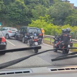 3. Stau, kurz nach der italienischen Grenze. Opa nimmt Oma samt Kleinwagen Hops.