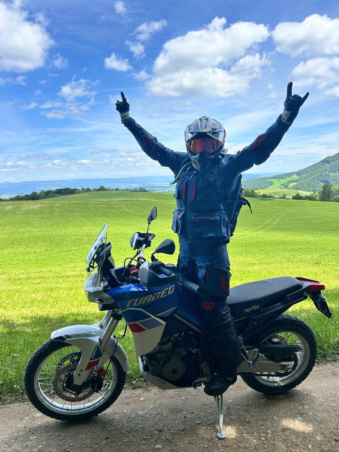 Zisi hat die Ténéré stehen lassen und fährt Aprilia Tuareg.