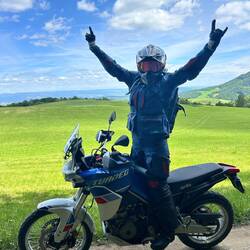 Zisi hat die Ténéré stehen lassen und fährt Aprilia Tuareg.