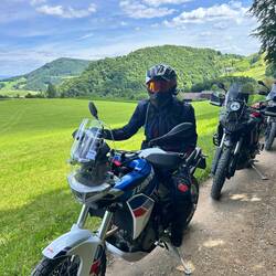 Ein bisschen warm-schottern mit Aprilia Schweiz