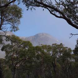 Die Gipfel zuerst noch im morgendlichen Dunst.