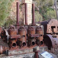 Der Maschinenpark eines verlassenen Steinbruchs.