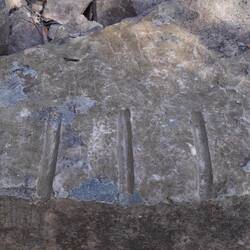 Der vulkanische Fels wurde angebohrt und dann mit Keilen gespalten.