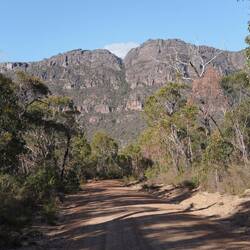Der nächste Gipfel vor gelb-rotem Sand.