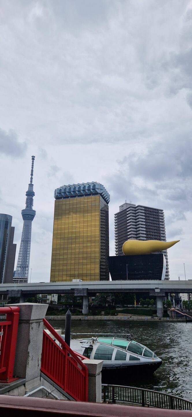 Skytree. Headquarters de la cervecería Asahi. La llama representa la pasión por la cerveza.