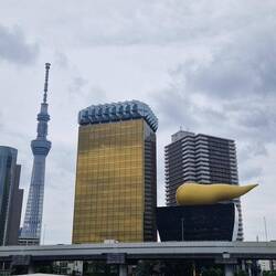 Skytree. Headquarters de la cervecería Asahi. La llama representa la pasión por la cerveza.