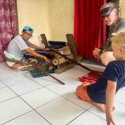 Une tisseuse de sarong, elle tissait un sarong avec des fils d'or 😍