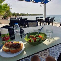 Lecker Salat am Strand von Patras