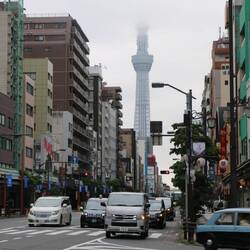 Skytree Tower dm Ymoegen die Spitze ist in df. wolken