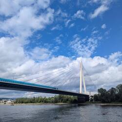 Brücke mit blauem Himmel