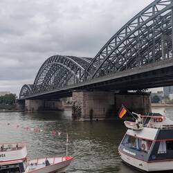 Die Hohenzollernbrücke aus der Nähe