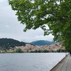 Der Orestiadasee mit der schönen Promenade von Kastoria