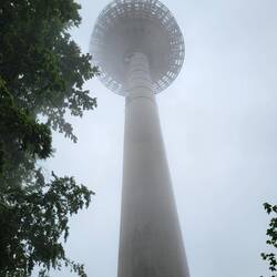 Sendeturm im Nebel