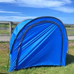 So sieht unser Kleiderzelt nach drei Tagen Westwind aus.