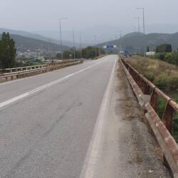 Ausweichmöglichkeit ist die Schnellstraße mit Brücke
