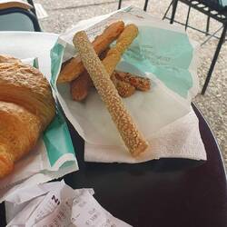 Erster Kaffee und superleckere Gebäckstangen in 10 Sorten