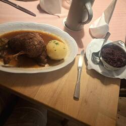 Ente mit Rotkohl und Knödel, die Spezialität des Hauses