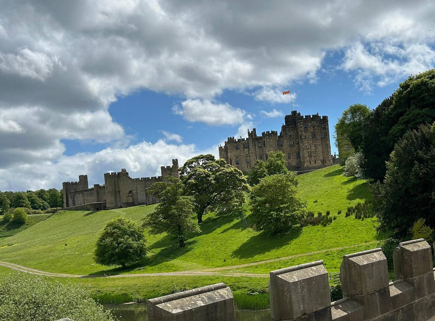 Alnwick Castle von der Zufahrtsbrücke