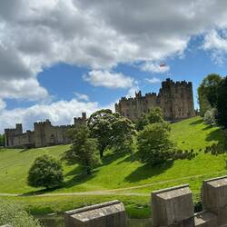 Alnwick Castle von der Zufahrtsbrücke