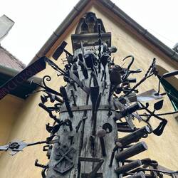 vor dem Haus der Wandergesellen