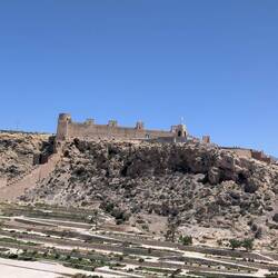 Der Blick hinüber zur Burg San Cristobal mit der Christusstatue davor.