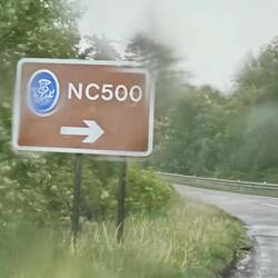 In de regen de NC500 op.