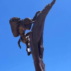 Statue "The Ancient Ones" vor dem Besucherzentrum in Mesa Verde.