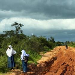 Rote Pisten und schneeweise Kleidung. Wie machen die das nur?