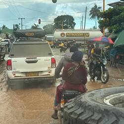 ...das übliche Chaos! Regen-Dreck-Verkehrs-Tohuwabohu!