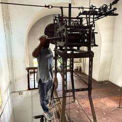 Oben im Turm am Uhrwerk. Bruno zieht das Schwunggewicht nach oben.