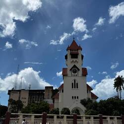 Landy in Werkstadt und wir Spuren deutscher Geschichte Dar Es Salaam.