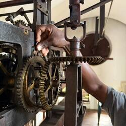 Jetzt wird die Turmuhr gestellt. Erst die Stunden, dann die Minuten.