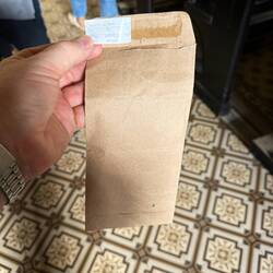 Wir als Gäste bekamen auch ein Tütchen. Neutral, zum Zukleben. Selbstverständlich tüteten wir ein $