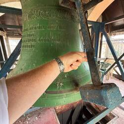 Deutscher Glockenklang! Drei Glocken sollt ihr sein: 500-350-250 kg! Ding-Dong-Dingelingeling!