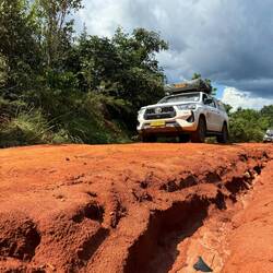 Rote Pisten, tief gefurcht! Wieder mal eine echte Herausforderung für Mensch & Maschine.